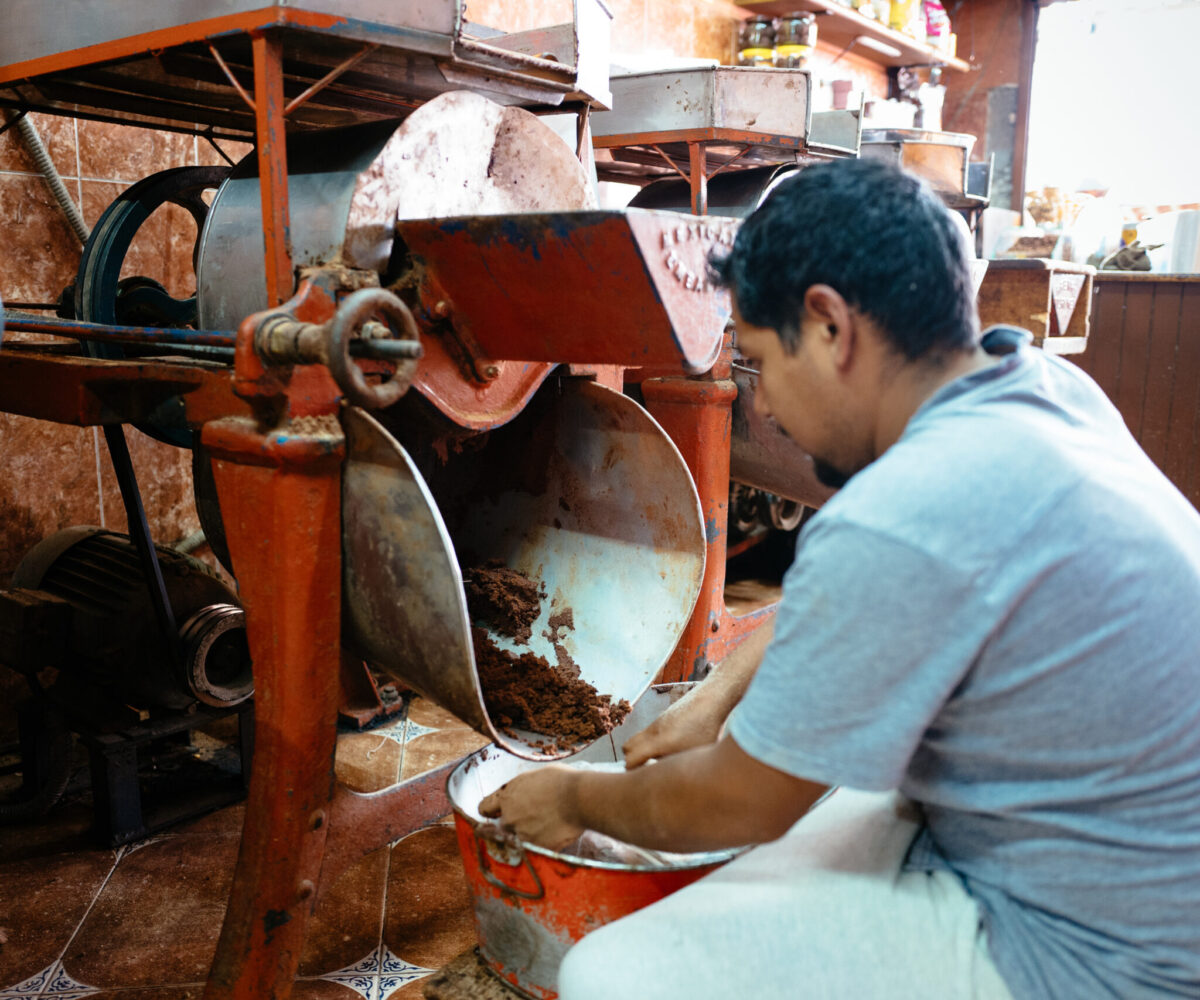 Traditional chocolate grinding machine