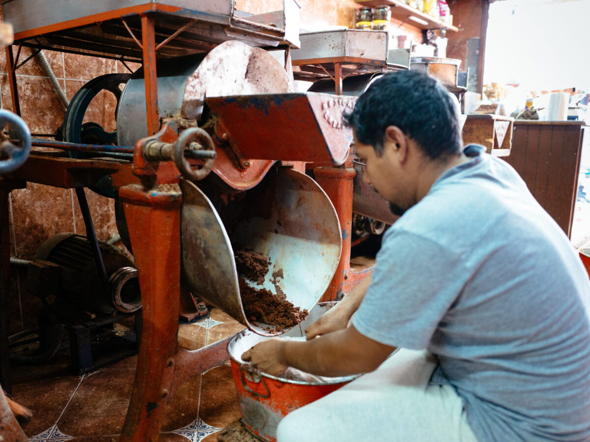 Traditional chocolate grinding machine